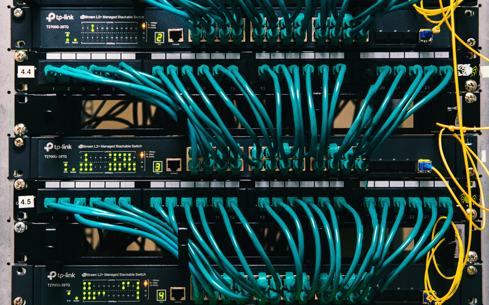 Network switches and structured cabling in an equipment rack